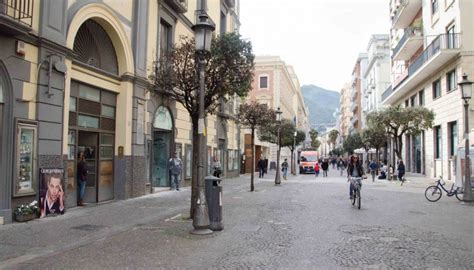 Negozi di Moda in Corso Vittorio Emanuele a Salerno.